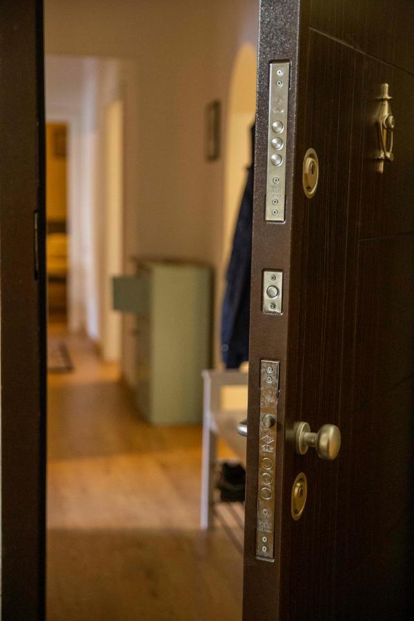 Central Sofia 3-Bedroom Apartment - Urban Art Gallery - Free Parking! Экстерьер фото